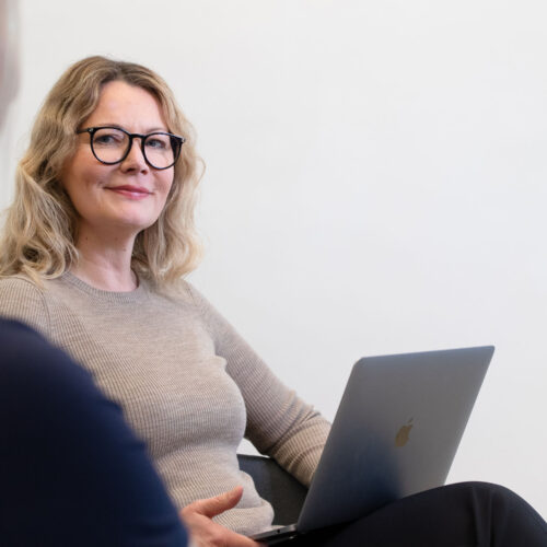 Työterveyspsykologi Anu Storm keskustelemassa naisen kanssa.