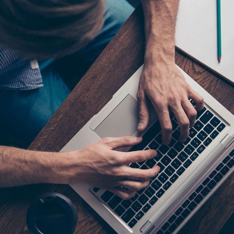 kuvituskuva, kädet tietokoneen näppäimistöllä