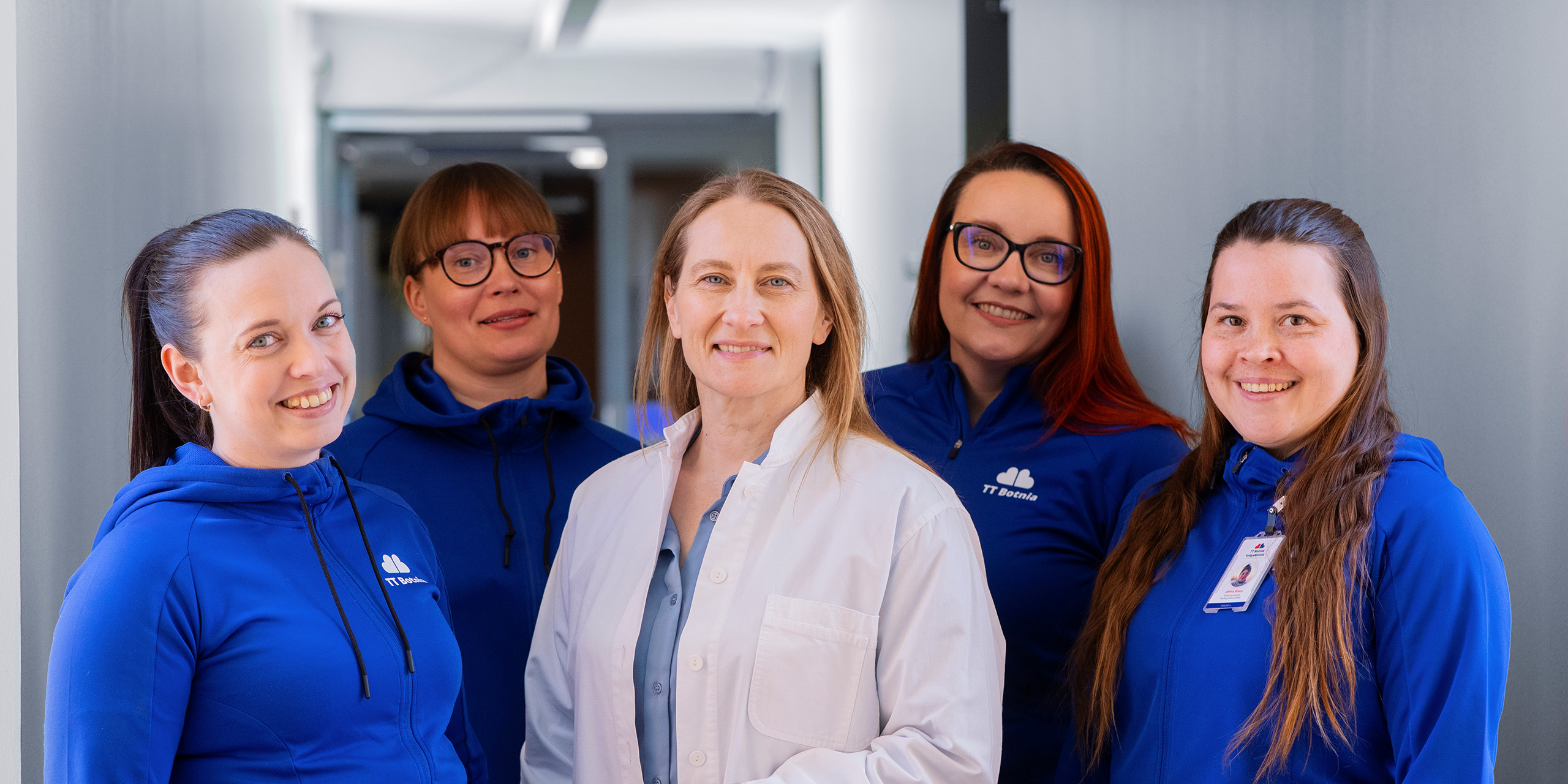 TT Botnian työterveyslääkäri sekä muuta työterveyden henkilökuntaa ryhmäkuvassa.